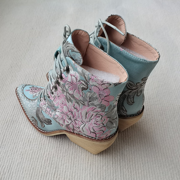 Botas bordadas con flores de la fortuna